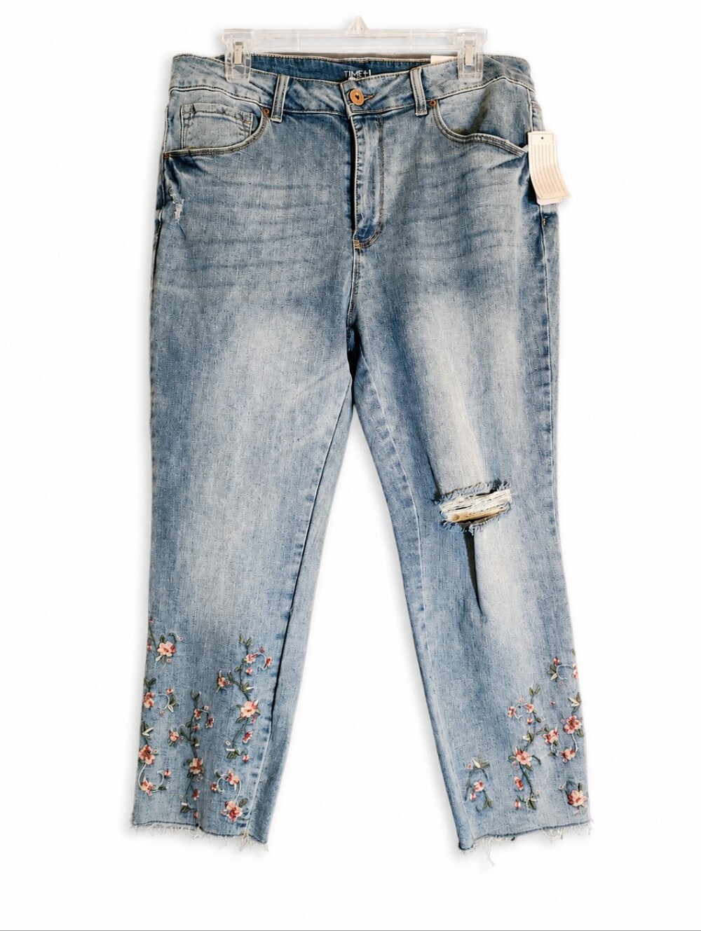 New with tags Time and Tru skinny crop jeans in women's size 16.Features beauti
